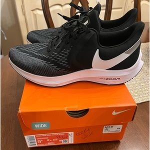 Nike woman’s sneaker wide